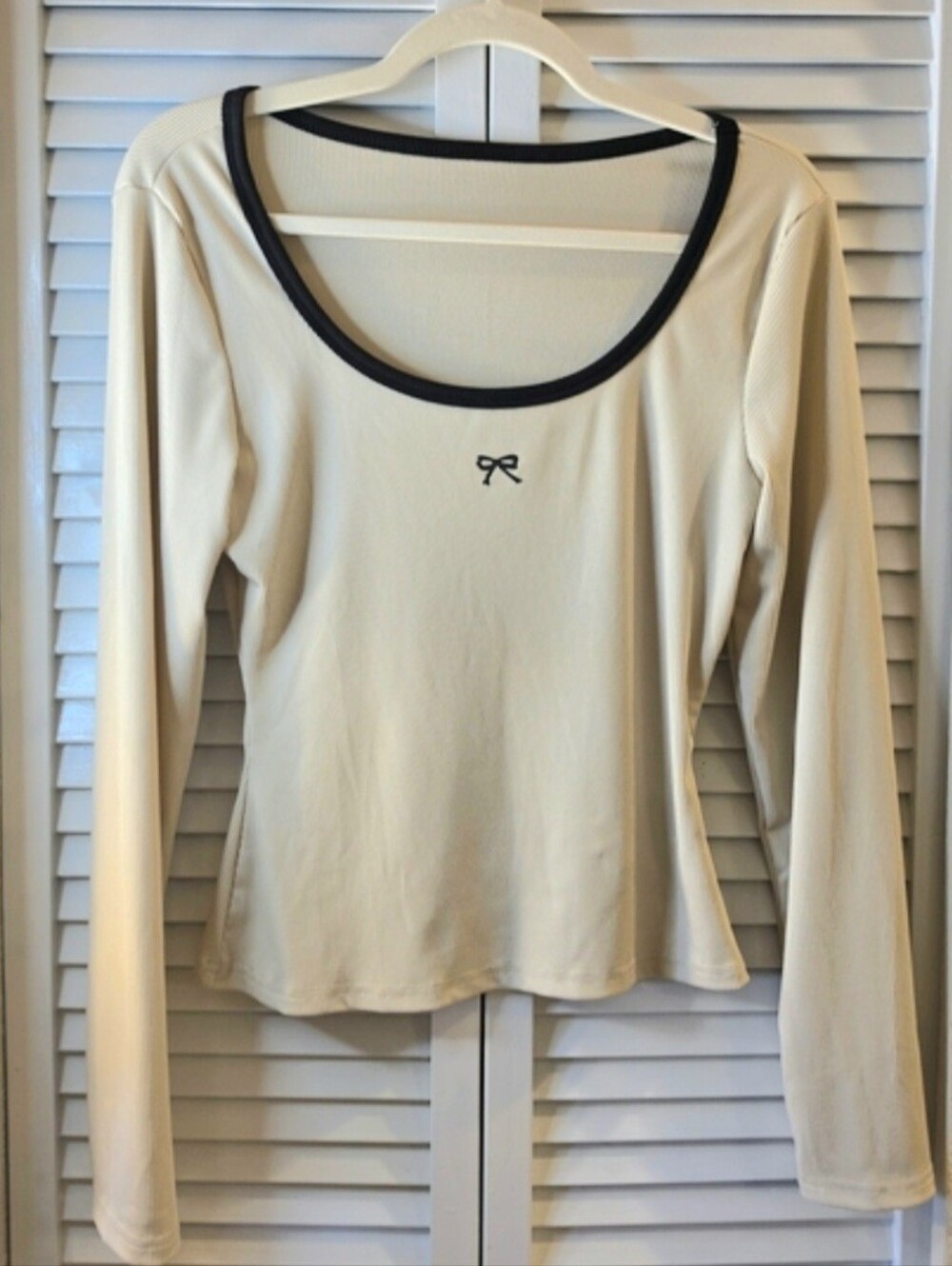 NEW Women’s Long Sleeve Scoop Neck Top with Bow & Contrast Trim Cream Size Large